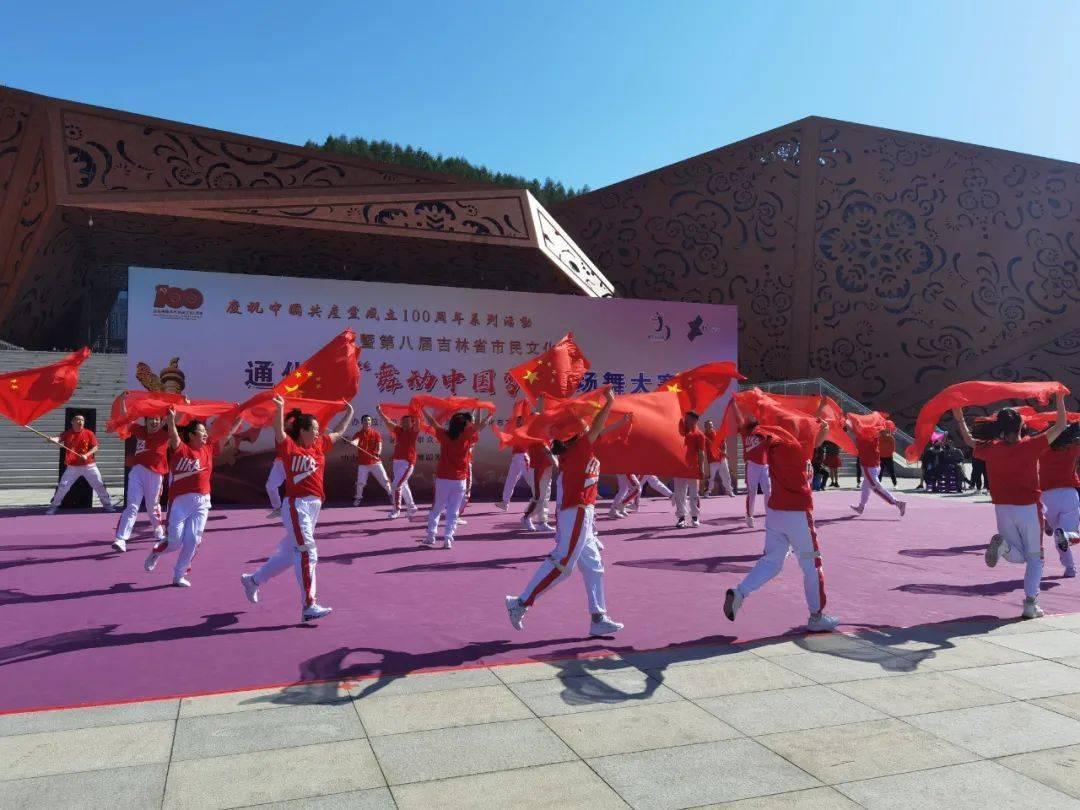 女团半夜发新曲,歌词粗俗遭网友批评,她向成员施压,意外获好评